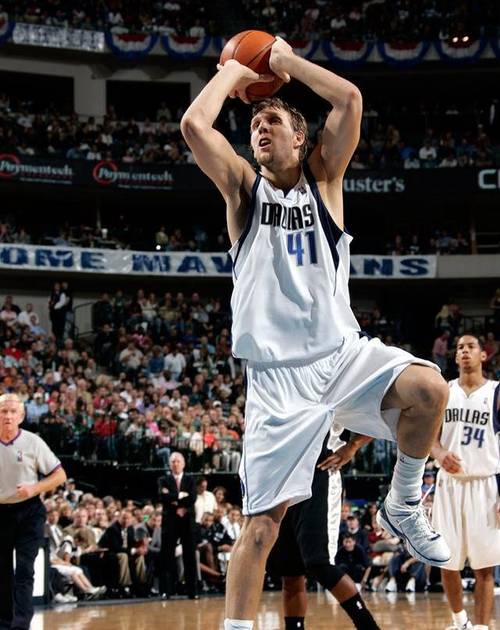 nba达拉斯小牛队,NBA达拉斯小牛队名宿德克.诺维斯基的招牌动作叫什么